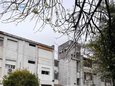 Departamento 3 ambientes a reciclar en Lomas Del Mirador a metros de General Paz