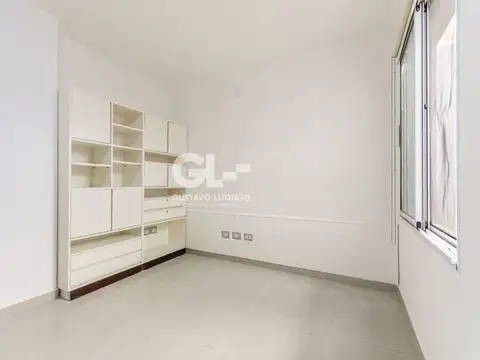 ¡Luminoso, silencioso y con patio propio! Ubicación ideal.