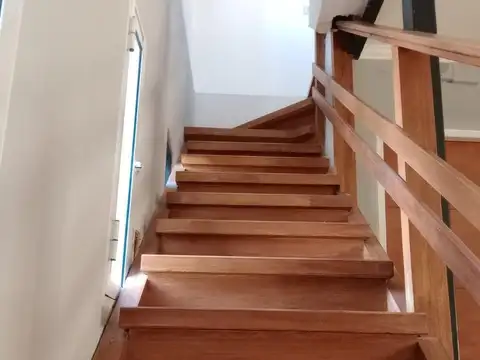 Casa en Alquiler con 2 cocheras