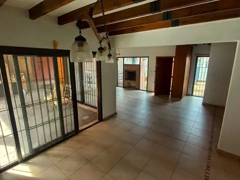Casa 8 ambientes con 2 baños