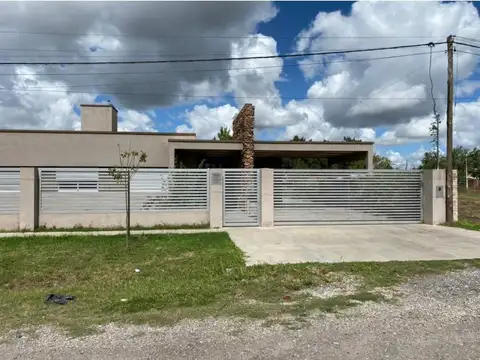 Casa de tres dormitorios amplio jardin pileta . Hostal del Sol Fisherton