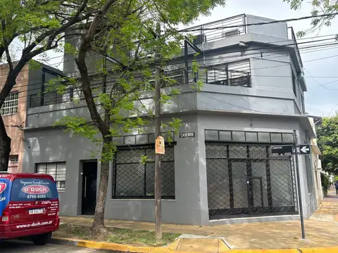 Casa nueva con local. Impecable. Olivos.
