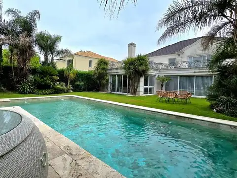 Casa en Venta con 2 cocheras