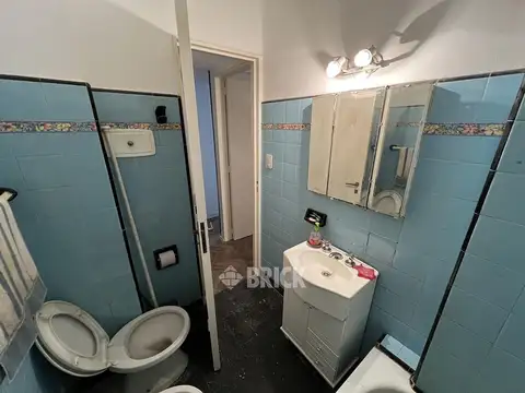 AV. JUAN B. ALBERDI AL 800 - LUMINOSO BAÑO Y COCINA COMPLETOS