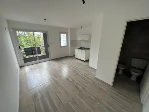 Monoambiente al frente 2do piso con balcon, Excelente ubicacion: San Martin 1902 Banfield