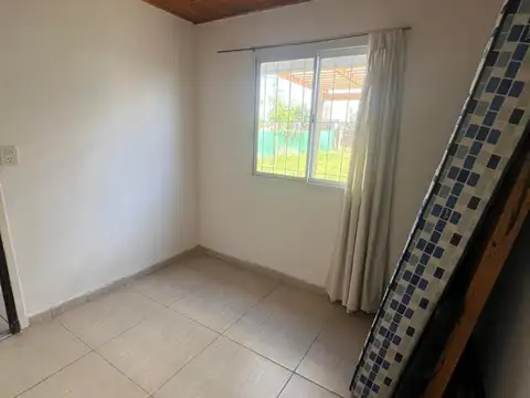 Casa en alquiler de 2 dormitorios con amplio patio en Campos del Oeste