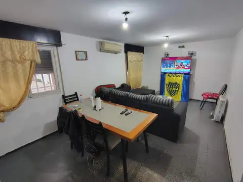 Casa 6 ambientes con 2 baños