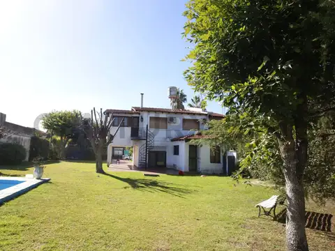 Casa 4 dormitorios a la venta Gonnet amplio terreno