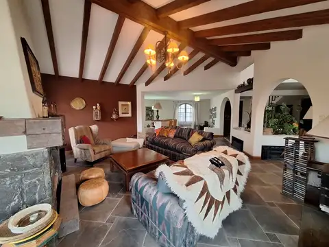 Casa en Venta con 2 cocheras