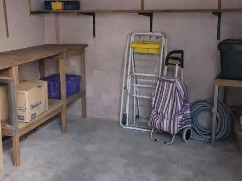 CASA A MODERNIZAR CON COCHERA EN ZONA COLEGIO VERNA