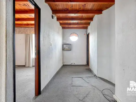 Chalet de 4 Ambientes a Reciclar en Venta en Martinez con Gran Jardín