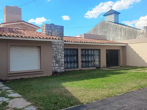 Amplia casa Urca 4 dormitorios, 3 baños suite escritura