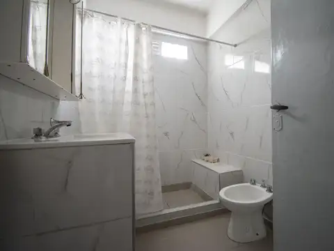 VENTA   6 AMBIENTES COMODOS BIEN DISTRIBUIDOS  PERMUTA Y/O FINANCIA MORON  APTO CREDITO
