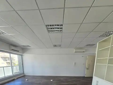 Amplia oficina con cochera doble en Las Lomitas