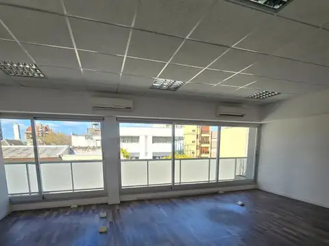 Oficina en Alquiler con 2 cocheras