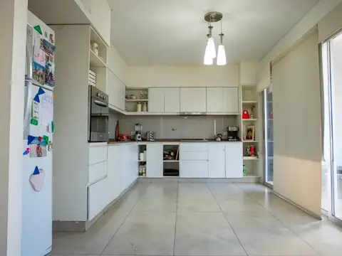 Venta de Departamento 4 ambientes con cocheras y terraza privada en Haedo Centro.