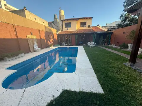 Casa en Venta con 2 cocheras