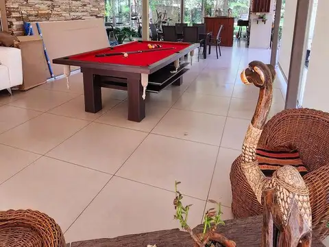 Casa en Alquiler con 2 cocheras