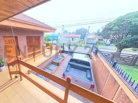 Hermoso chalet de 4 ambientes con amplio parque y piscina cl