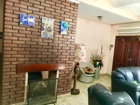Oportunidad  - Flores - Venta casa en 2 plantas - Garage , patio y quincho