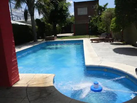 Casa con pileta y quincho en Los Polvorines