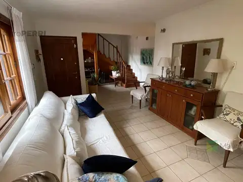 Casa 8 ambientes con 3 baños