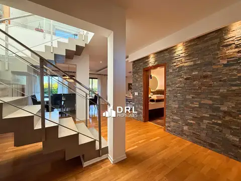 Casa 6 ambientes con 4 baños