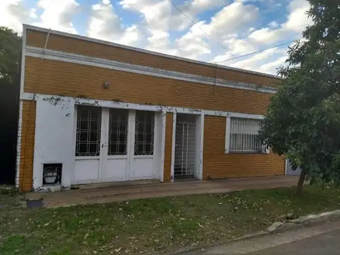 CASA DE 3 AMBIENTES CON AMPLIO JARDÍN