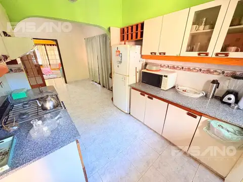 CASA 4 AMB. CON JARDIN GRANDE Y GARAJE