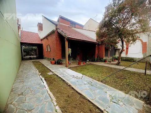 CASA 4 AMB. CON JARDIN GRANDE Y GARAJE