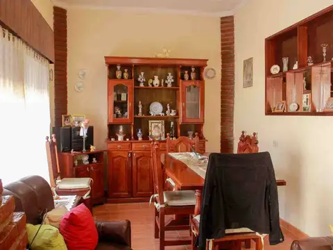 Casa 6 ambientes con 2 baños