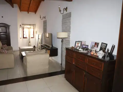 Casa 8 ambientes con 3 baños