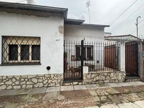 Casa sobre lote propio, patio. Florida.