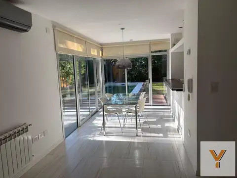 Casa en alquiler - 2 dormitorios 2 baños - 300mts2 - Manuel B. Gonnet, La Plata