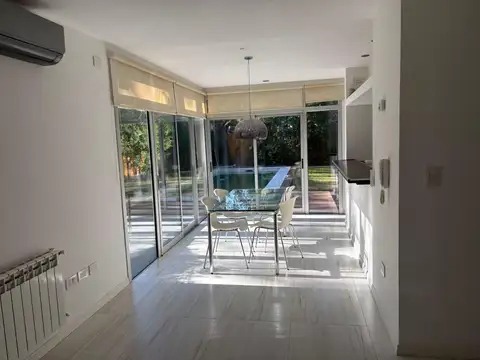 Casa en alquiler - 2 dormitorios 2 baños - 300mts2 - Manuel B. Gonnet, La Plata