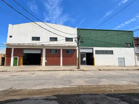 Depósito en venta con montacarga cocheras 1700mts Lanus