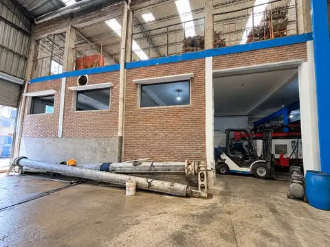 Depósito en venta con montacarga cocheras 1700mts Lanus