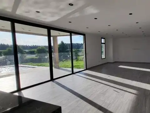 Casa 4 ambientes con 3 baños