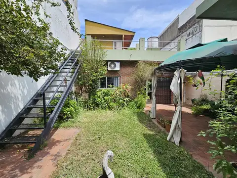 Casa de 3 ambientes con jardín - Venta - Urquiza