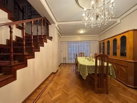 Casa en Venta con 2 cocheras