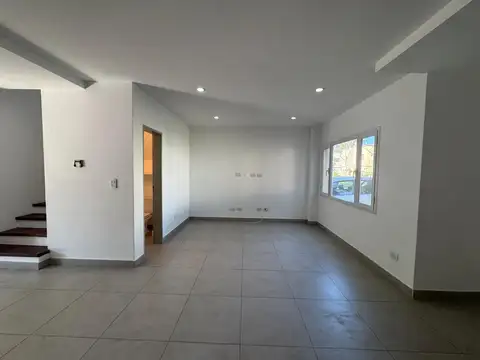 Casa en Alquiler con 4 cocheras