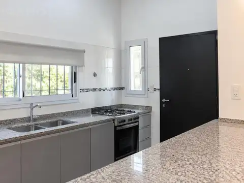 NOE. Casa en venta de 4 ambientes en Barrio Parque Sakura, Exaltacion de la Cruz. APTA CRÉDITO