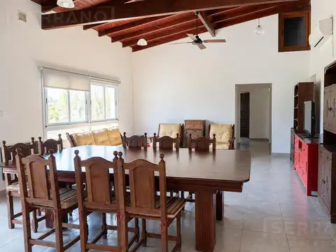 Casa 4 ambientes con 2 baños