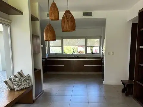 Casa en Alquiler en Countries y Barrios Cerrados en la Plata, USD 2.500