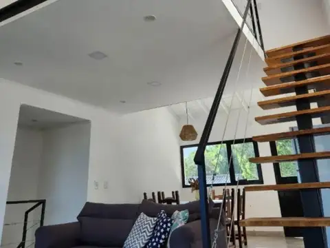 Casa en Alquiler con 2 cocheras
