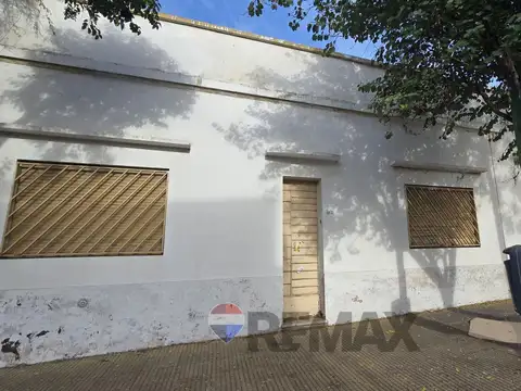 VENTA CASA CON LOCAL EN ESQUINA-A RECICLAR-FLORES