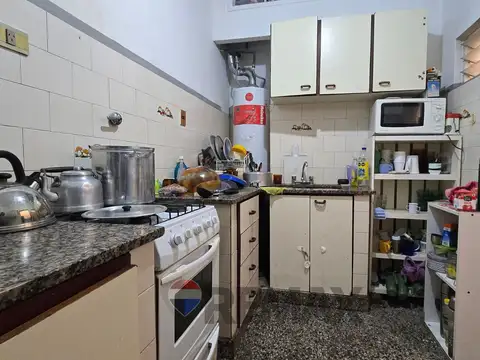 VENTA CASA CON LOCAL EN ESQUINA-A RECICLAR-FLORES