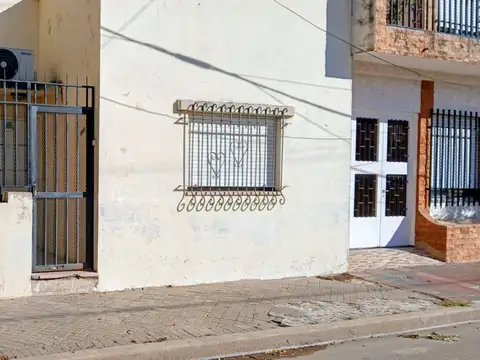 EN VENTA-CASA DE 4 DORMITORIOS - BARRIO INDUSTRIAL