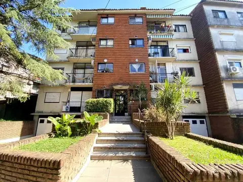 En Venta en Ciudad Jardin Gran Departamento de 4 Ambientes con Balcon Corrido 2do Piso por Escalera