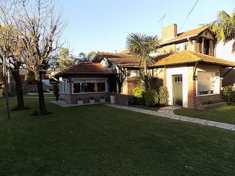 Chalet 7 Ambientes C/ Piscina & Quincho.